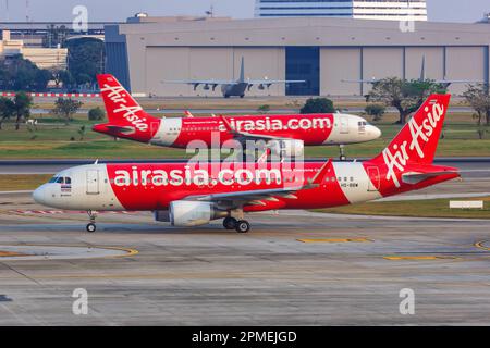 Bangkok, Thailand - 14. Februar 2023: AirAsia Airbus A320 Flugzeuge am Bangkok Don Mueang Airport (DMK) in Thailand. Stockfoto