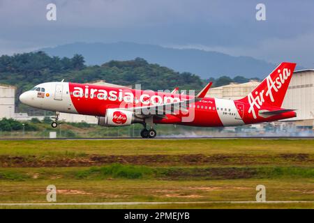 Kuala Lumpur, Malaysia - 5. Februar 2023: AirAsia Airbus A320 Flugzeug am Kuala Lumpur Flughafen (KUL) in Malaysia. Stockfoto