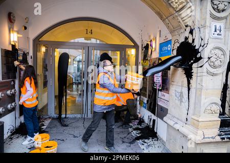 Berlin, Deutschland. 13. April 2023. Aktivisten der Klimagruppe "Letze Generation" sprühen das FDP-Bundesbüro mit ölähnlicher Farbe. Kredit: Christoph Soeder/dpa/Alamy Live News Stockfoto