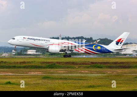 Kuala Lumpur, Malaysia - 5. Februar 2023: Malaysia Airlines Airbus A350-900 Flugzeug am Kuala Lumpur Flughafen (KUL) in Malaysia. Stockfoto