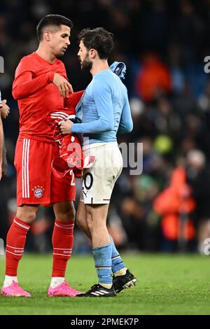 England, Manchester - 11. April 2023 - Bernardo Silva aus Manchester City und Joao Cancelo aus Bayern München tauschen während der UEFA Champions Le Trikots aus Stockfoto