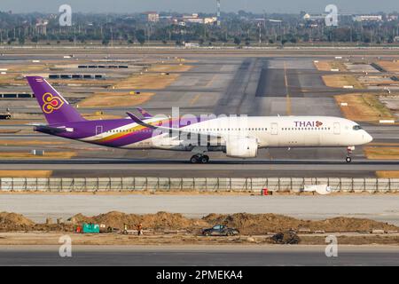 Bangkok, Thailand - 9. Februar 2023: Thai Airways Airbus A350-900 Flugzeug am Bangkok Suvarnabhumi Airport (BKK) in Thailand. Stockfoto