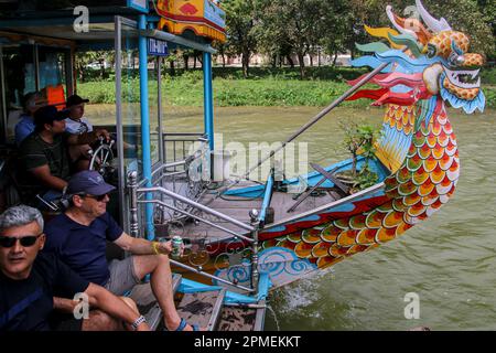 Drachenboote, Parfüm-Fluss, Hue, Vietnam Stockfoto