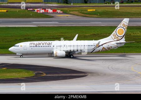 Changi, Singapur - 3. Februar 2023: Myanmar National Airlines Boeing 737-800 Flugzeug am Changi Airport (SIN) in Singapur. Stockfoto