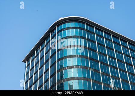 Blick aus dem niedrigen Winkel auf einen wunderschönen Wolkenkratzer in Mumbai, Indien Stockfoto