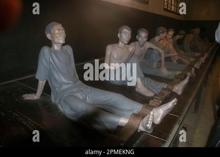 Vietnam: Basrelief, das Folter und Brutalität der französischen Kolonialisten im Gefängnis zeigt, Hoa Lo Gefängnismuseum (alte französische Maison Centrale); Stockfoto