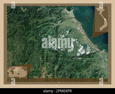 Quang Nam, Provinz Vietnam. Satellitenkarte mit niedriger Auflösung. Standorte der wichtigsten Städte der Region. Eckkarten für zusätzliche Standorte Stockfoto