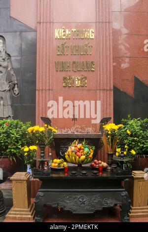 Vietnam: Basrelief, das Folter und Brutalität der französischen Kolonialisten im Gefängnis zeigt, Hoa Lo Gefängnismuseum (alte französische Maison Centrale); Stockfoto