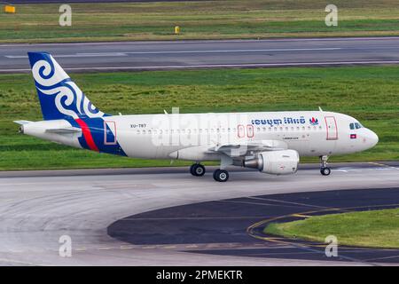 Changi, Singapur - 3. Februar 2023: Cambodia Airlines Airbus A319 Flugzeug am Changi Flughafen (SIN) in Singapur. Stockfoto