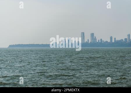 Wunderschöne urbane Landschaft der Skyline von Mumbai vom Nariman Point in Mumbai, Indien entlang des Arabischen Meeres Stockfoto