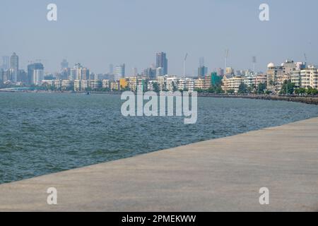 Eine wunderschöne Promenade mit wohlhabenden städtischen Wohn- und Geschäftsvierteln entlang des Arabischen Meeres am Nariman Point, Mumbai Stockfoto