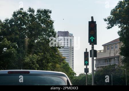 Grüne Ampel an einer Ampel mit Blick auf die Stadt in Süd-Mumbai in Indien Stockfoto