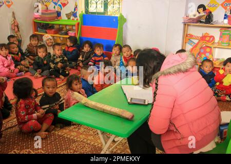 Vietnamesische Vorschulkinder im Kindergarten, fotografiert in Sa Pa, Nordwesten Vietnams Stockfoto