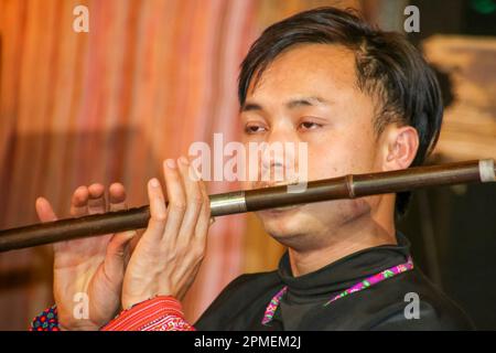 Vietnamesische Folklore-Vorstellung und Unterhaltung für Touristen, die in Sa Pa, Nordwest-Vietnam fotografiert wurden Stockfoto