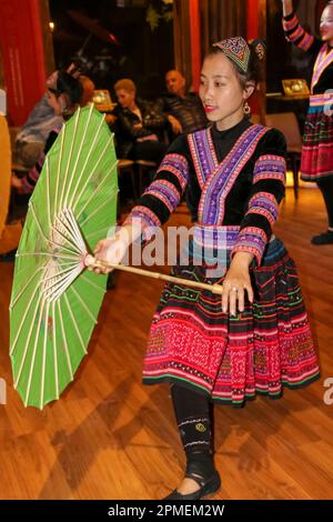 Vietnamesische Folklore-Vorstellung und Unterhaltung für Touristen, die in Sa Pa, Nordwest-Vietnam fotografiert wurden Stockfoto