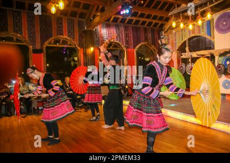 Vietnamesische Folklore-Vorstellung und Unterhaltung für Touristen, die in Sa Pa, Nordwest-Vietnam fotografiert wurden Stockfoto