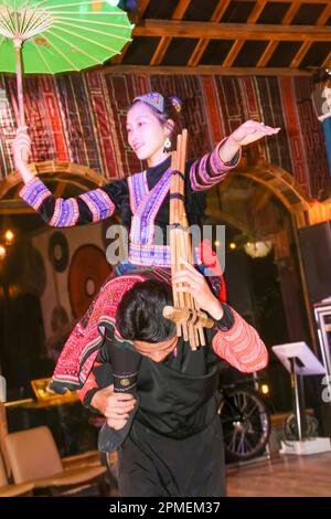 Vietnamesische Folklore-Vorstellung und Unterhaltung für Touristen, die in Sa Pa, Nordwest-Vietnam fotografiert wurden Stockfoto