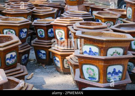 Handgefertigte traditionelle orientalische Schüsseln in blauem Design in Töpferfabrik, fotografiert in Vietnam, in der Nähe der Halong-Bucht Stockfoto