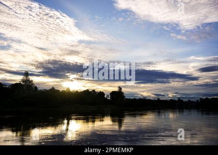 „Capturing the Magic Hour“: Ein Sonnenuntergang über einer ruhigen Landschaft des Belayan River Stockfoto