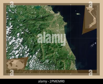 Quang Ngai, Provinz Vietnam. Satellitenkarte mit niedriger Auflösung. Standorte der wichtigsten Städte der Region. Eckkarten für zusätzliche Standorte Stockfoto