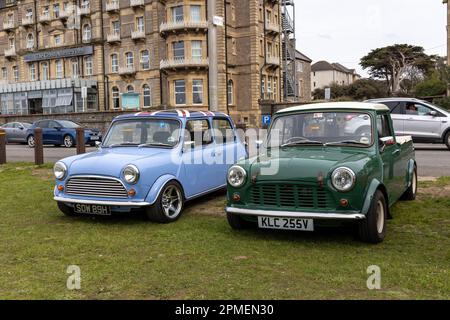 April 2023 - klassische grüne Mini-Abholung beim Pageant of Motoring on the Rasen im Weston super Mare, in North Somerset, Großbritannien. Stockfoto