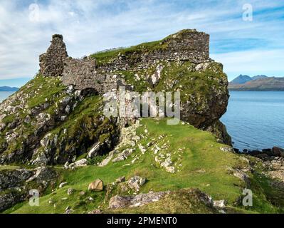 Dunscaith (Dun Scaich) Burgruinen in Tokavaig, Isle of Skye, Schottland, Großbritannien. Stockfoto