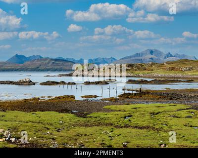 Dunscaith (Dun Scaich) Burgruinen in Tokavaig mit Black Cuillin Mountain Ridge in der Ferne, Isle of Skye, Schottland, Großbritannien. Stockfoto