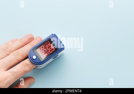 Pulsoxymeter zur Messung der Sauerstoffsättigung in Blut und Herzfrequenz. Pulsoxymeter an der Hand des Patienten Stockfoto