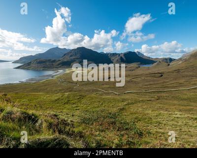 Camasunary Bucht mit Gipfeln der Sgurr na Stri und Gars Bheinn in der Black Cuillin Berge, Isle of Skye, Schottland, Großbritannien Stockfoto