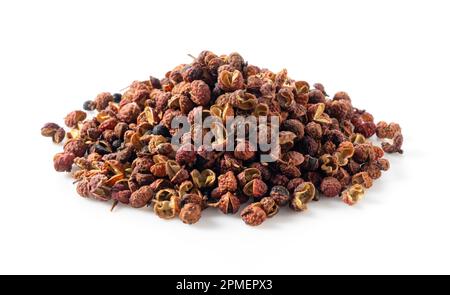 Sichuanpfeffer auf weißem Hintergrund. Sichuan Pfeffer ist ein Mitglied der Familie Sansho, die in der chinesischen Küche verwendet wird. Stockfoto