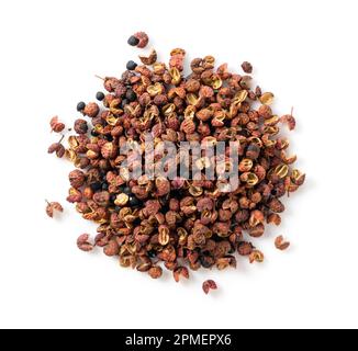 Sichuanpfeffer auf weißem Hintergrund. Blick von oben. Stockfoto