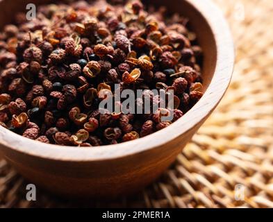 Sichuanpfeffer auf dem Tisch. Sichuan Pfeffer ist ein Mitglied der Familie Sansho, die in der chinesischen Küche verwendet wird. Stockfoto