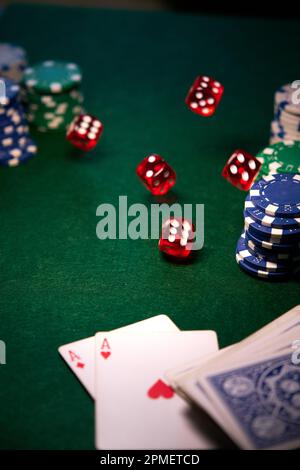 Würfelchips auf grünem Tuch für Poker Stockfoto