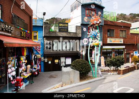 Souvenirs Geschenkartikel in einem lokalen Geschäft für koreaner Ausländer besuchen Shopping im Gamcheon Culture Village oder Santorini in Pusan Stockfoto