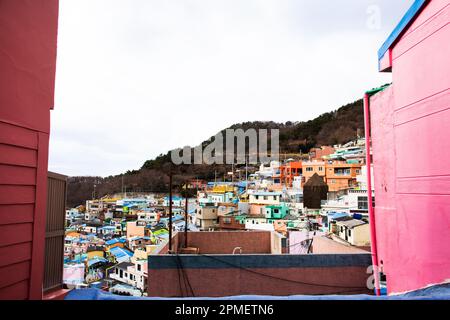 Sehen Sie die Landschaft der Stadt Gamcheon Culture Village und farbenfrohe terrassenförmige Häuser am Berghang oder Santorin von Pusan Stadt für koreaner und FO Stockfoto