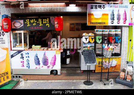 Süßer Dessert-Snack und Eiscreme im Café-Restaurant-Shop auf dem Street Food-Markt für koreanische Reisende besuchen das Gamcheon Culture VI und kaufen ein Getränk Stockfoto