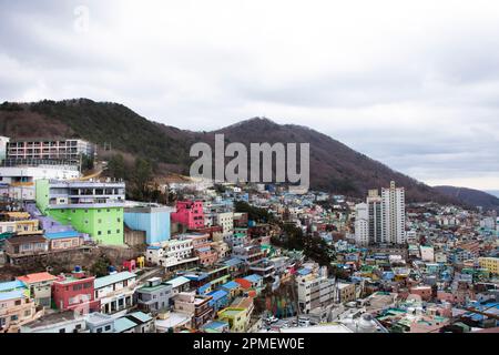 Sehen Sie die Landschaft des Gamcheon Culture Village und das farbenfrohe Terrassenhaus oder Santorini der Pusan Stadt für koreaner, die ausländische Reisende bereisen Stockfoto
