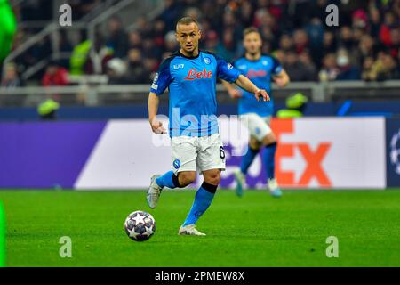 Mailand, Italien. 12. April 2023. Stanislav Lobotka (68) aus Neapel während des Viertelfinales der UEFA Champions League zwischen dem AC Mailand und Neapel in San Siro in Mailand. (Foto: Gonzales Photo/Alamy Live News Stockfoto