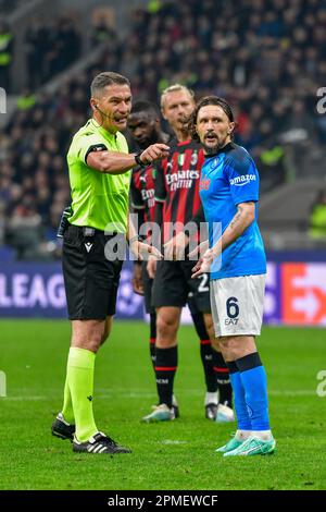 Mailand, Italien. 12. April 2023. Schiedsrichter Istvan Kovacs mit Mario Rui (6) aus Neapel während des Viertelfinales der UEFA Champions League zwischen dem AC Mailand und Neapel in San Siro in Mailand. (Foto: Gonzales Photo/Alamy Live News Stockfoto