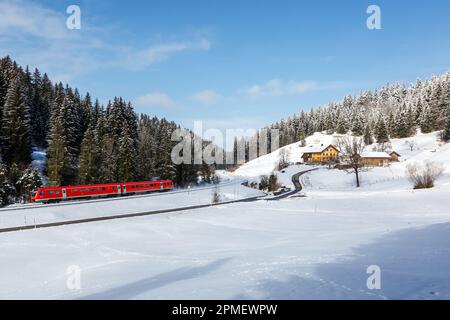 Oberstaufen, Deutschland – 28. Februar 2023: Regionalzug der Deutschen Bahn DB Bombardier Transportation RegioSwinger in Bayern Oberstaufen, Deutschland. Stockfoto