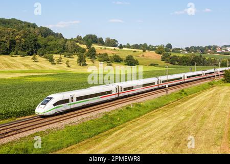 Uhingen, Deutschland - 21. Juli 2021: ICE 4 Hochgeschwindigkeitszug der Deutschen Bahn in Uhingen. Stockfoto