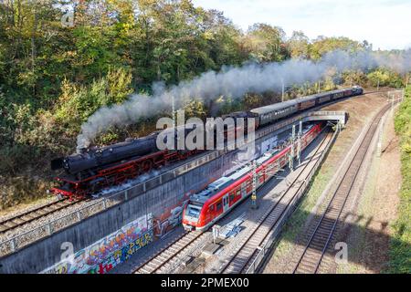 Stuttgart - 23. Oktober 2022: Dampflokomotive und S-Bahn-Pendlerbahn in Stuttgart. Stockfoto