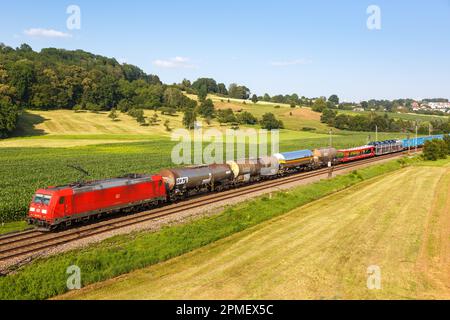 Uhingen - 21. Juli 2021: Güterzug der DB Deutsche Bahn in Uhingen. Stockfoto