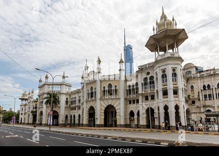 Kuala Lumpur, Malaysia – 5. Februar 2023: Bahnhof und Wolkenkratzer Merdeka PNB 118 Tower in Kuala Lumpur, Malaysia. Stockfoto