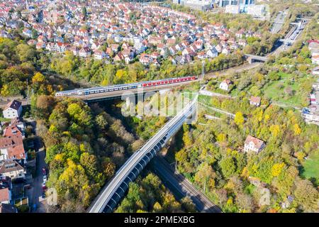 Stuttgart, Deutschland - 23. Oktober 2022: S-Bahn Pendlerzug auf einem Viadukt Gäubahn aus der Vogelperspektive in Stuttgart. Stockfoto