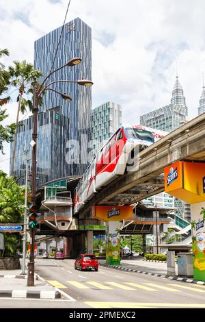 Kuala Lumpur, Malaysia – 5. Februar 2023: KL-Einschienenbahn am Bahnhof Raja Chulan, Öffentlicher Nahverkehr im Porträtformat in Kuala Lumpur, Malaysia. Stockfoto