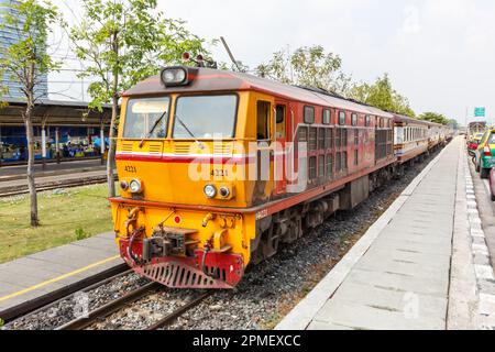 Bangkok, Thailand – 14. Februar 2023: Personenzug am Bahnhof Bang Sue in Bangkok, Thailand. Stockfoto