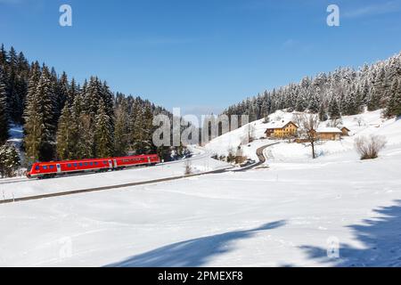 Oberstaufen, Deutschland – 28. Februar 2023: Regionalzug der Deutschen Bahn DB Bombardier Transportation RegioSwinger in Bayern Oberstaufen, Deutschland. Stockfoto