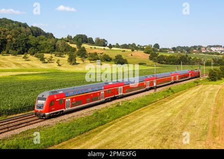 Uhingen, Deutschland - 21. Juli 2021: Regionalzug von bwegt betrieben von DB Regio Deutsche Bahn in Uhingen, Deutschland. Stockfoto