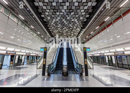 Singapur – 4. Februar 2023: U-Bahn-Station Woodlands nördlich von Thomson East Coast Line, öffentlicher Nahverkehr in Singapur. Stockfoto